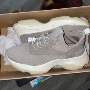 Steve Madden Grey shoes. Work a few times and in great condition.